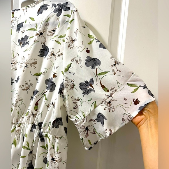 BloomChic Plus Size 2XL Floral Wrap Flutter Sleeve Woven Blouse us18-20 - Picture 5 of 6